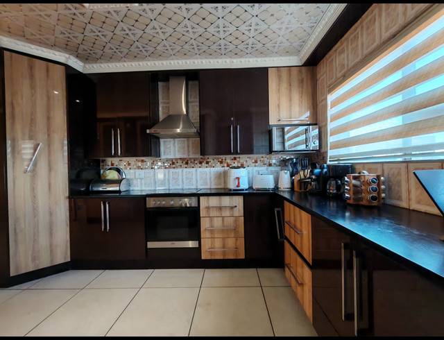 6 BEDROOM HOUSE FOR SALE IN THREE RIVERS EAST